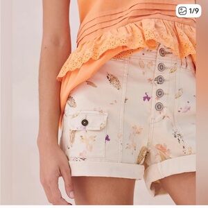 Pilcro Cream Floral Women's Cargo Shorts 
Size  25 Never Worn- without tags